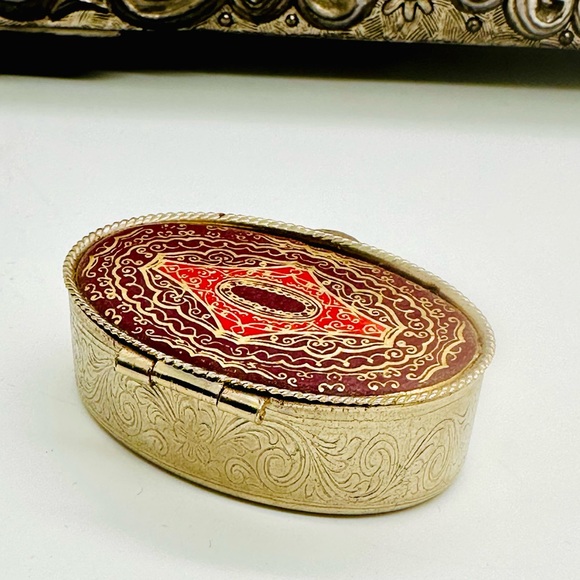 Vintage ITALY Ornate Small Trinket Pill Jewelry Box - Picture 11 of 11